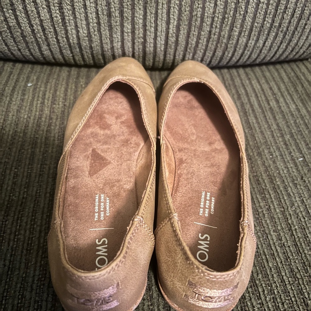 TOMS Women's Camel Loafers - Picture 7 of 8